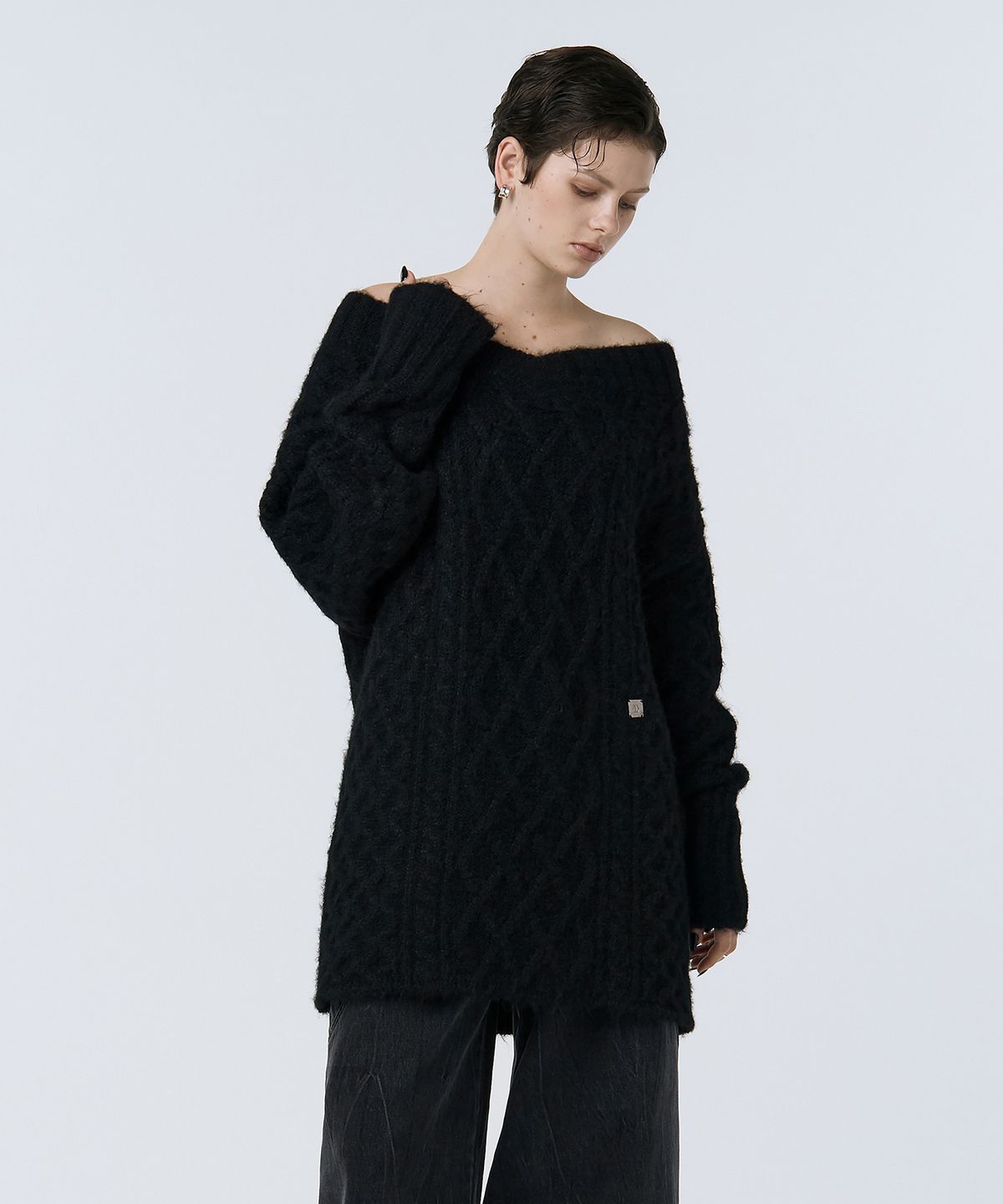 트리밍버드(TREEMINGBIRD) Oversized Off-Shoulder Knit [ Black ]