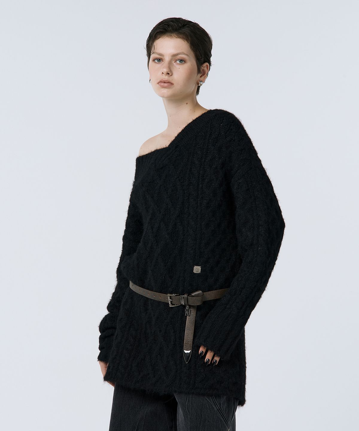 트리밍버드(TREEMINGBIRD) Oversized Off-Shoulder Knit [ Black ]