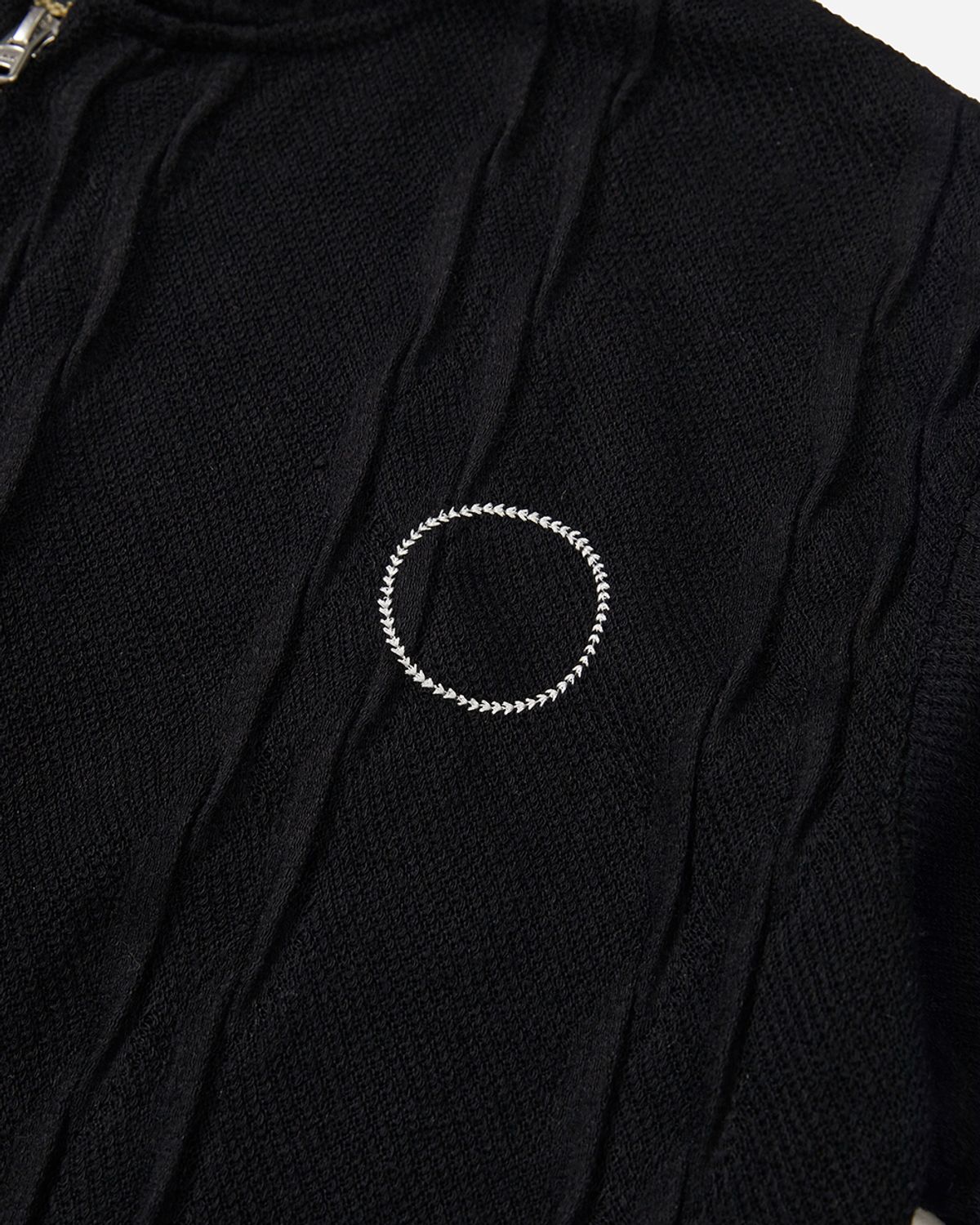사일런트실러블(SILENTSYLLABLE) Pleats hooded zip-up / Black