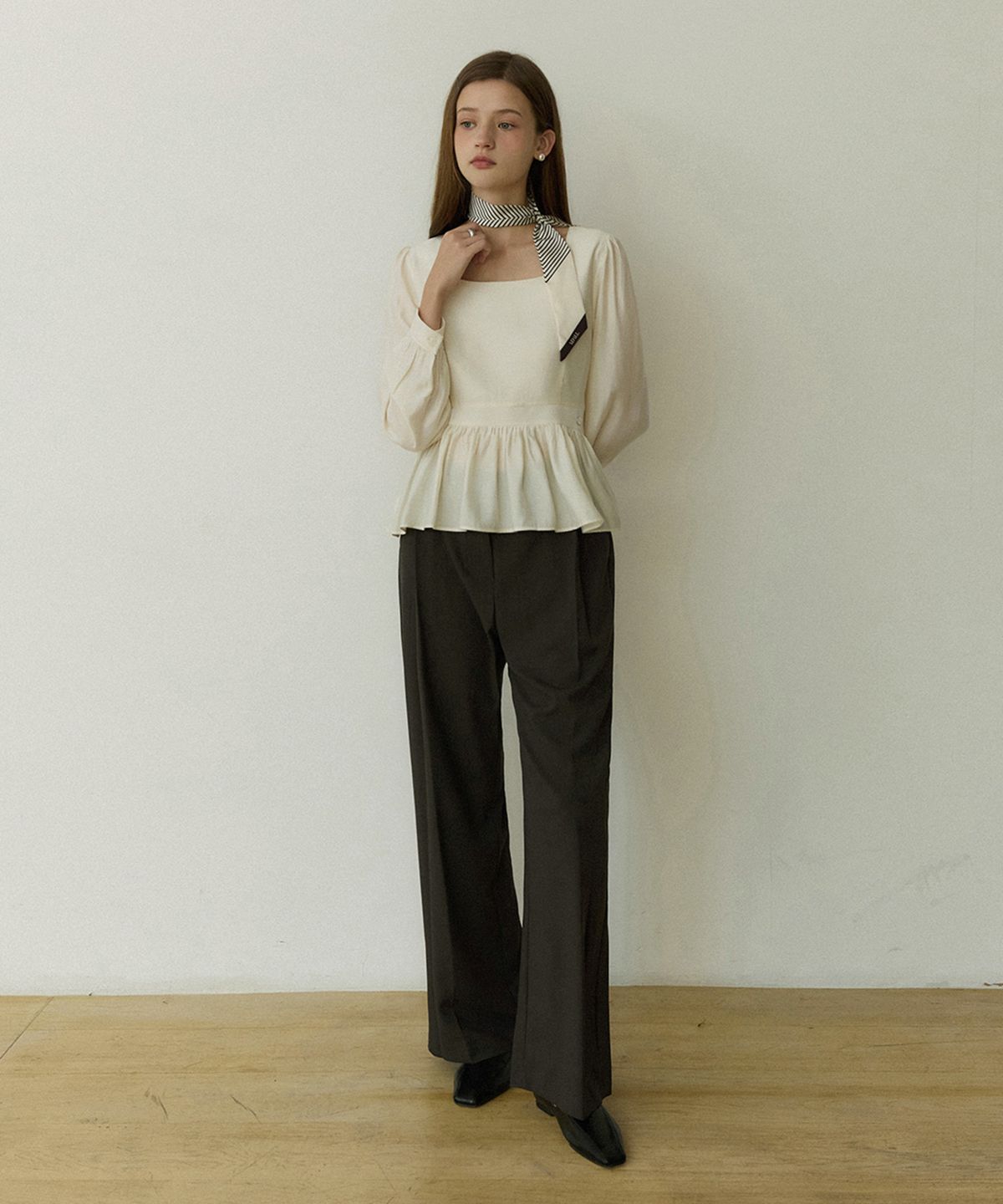 어다울(ADAUL) Square neck line ad charm blouse - cream