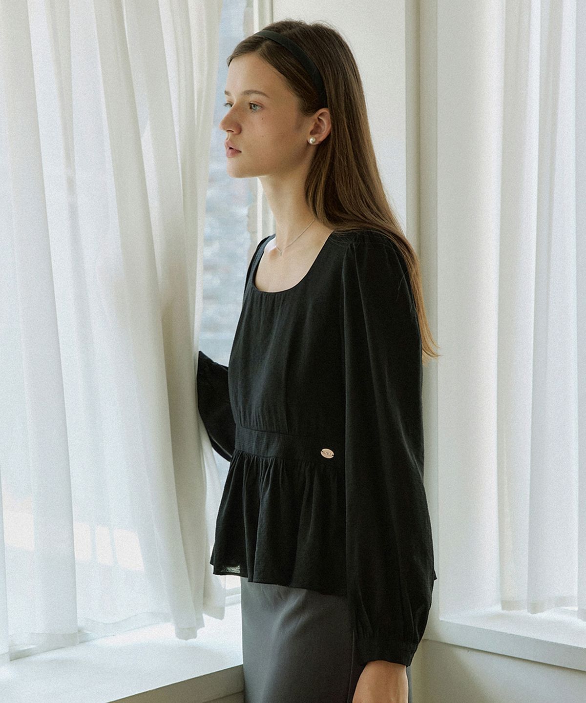 어다울(ADAUL) Square neck line ad charm blouse - black