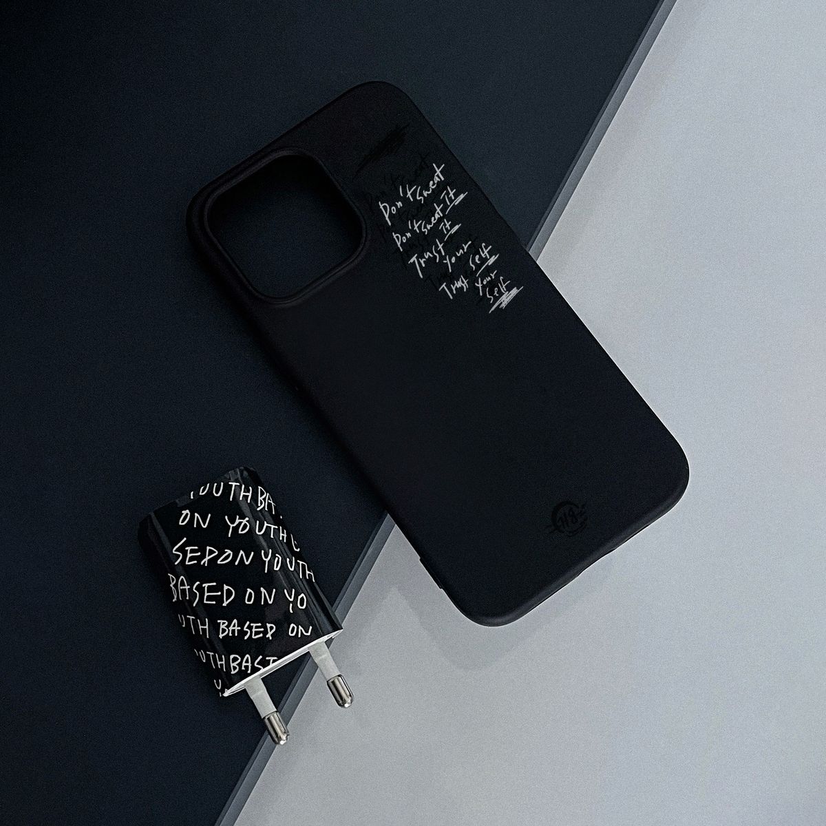 베이스언유즈(BASEDON_YOUTH) Don t sweat it  white x black jelly CASE