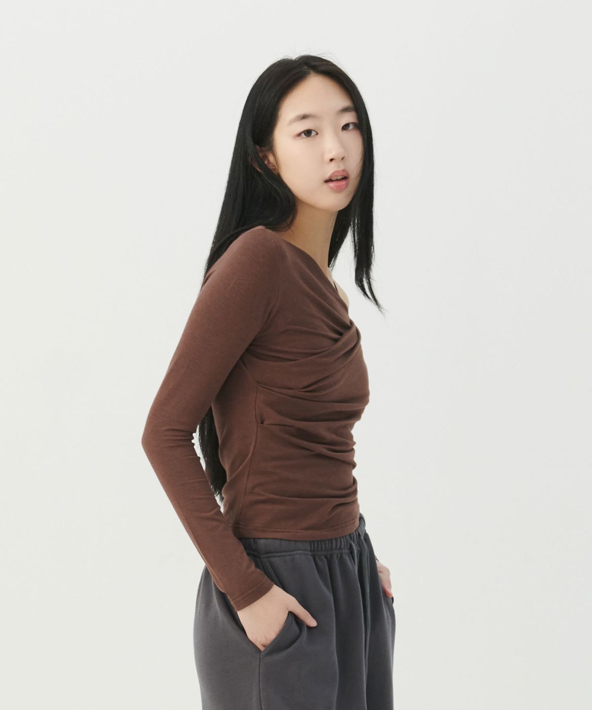 누바이브(NUVAIV) 브이넥 오프숄더 셔링 롱 슬리브 티셔츠 [브라운]