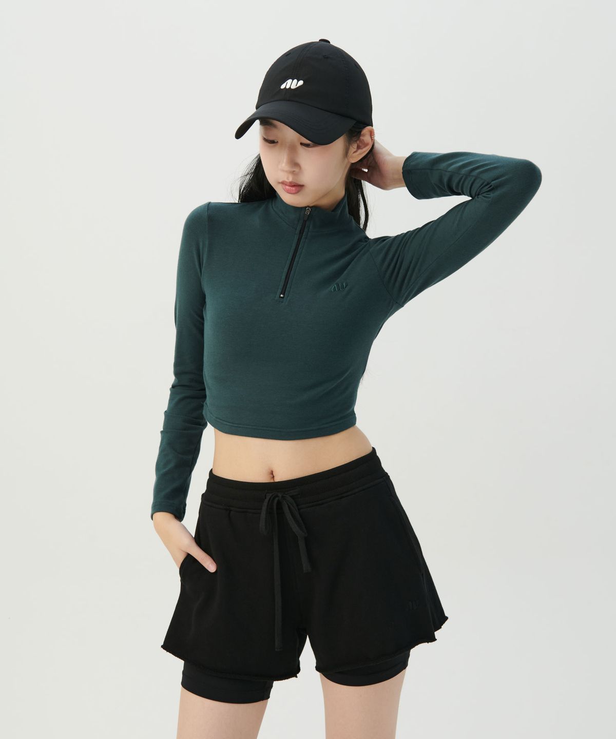 누바이브(NUVAIV) 하프 집업 롱 슬리브 크롭 티셔츠 [그린]