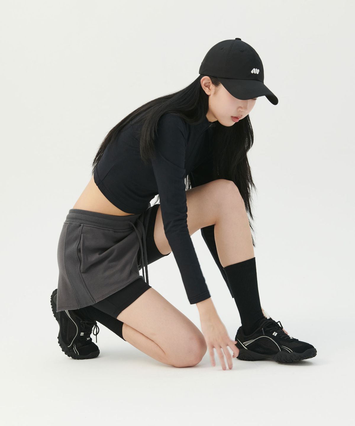 누바이브(NUVAIV) 하프 집업 롱 슬리브 크롭 티셔츠 [블랙]
