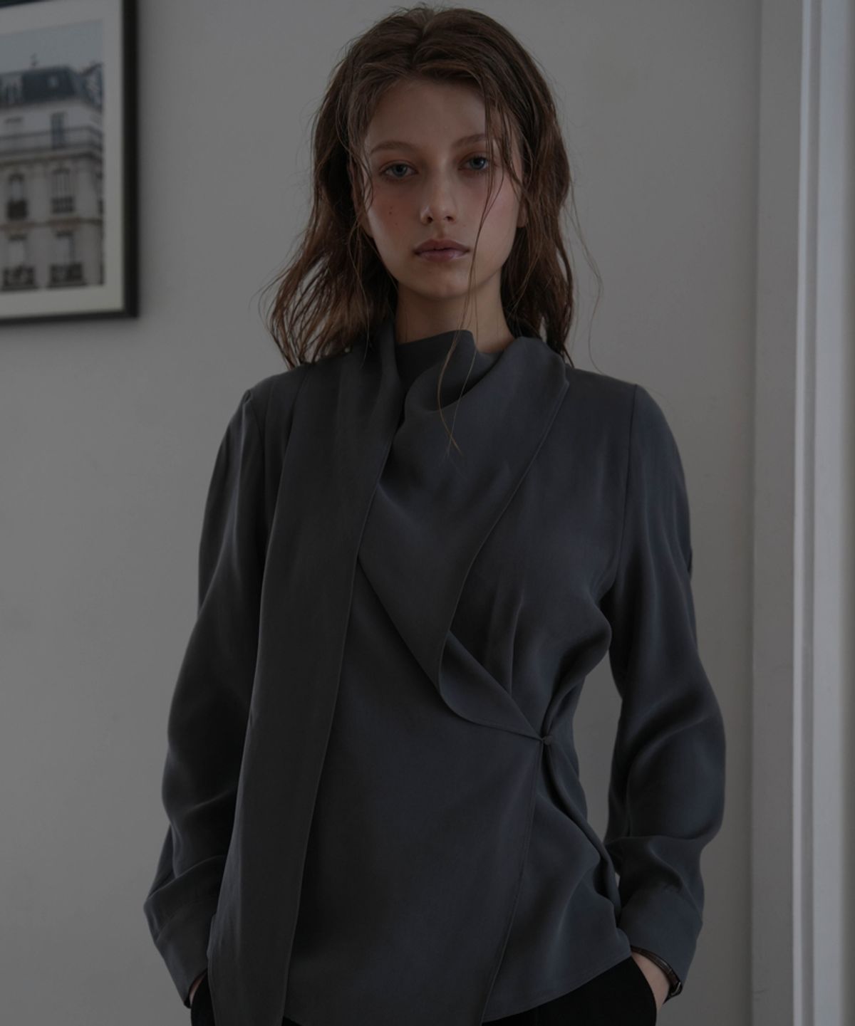 드헤베(DEHEVE) Wrap Scarf Blouse [Charcoal]