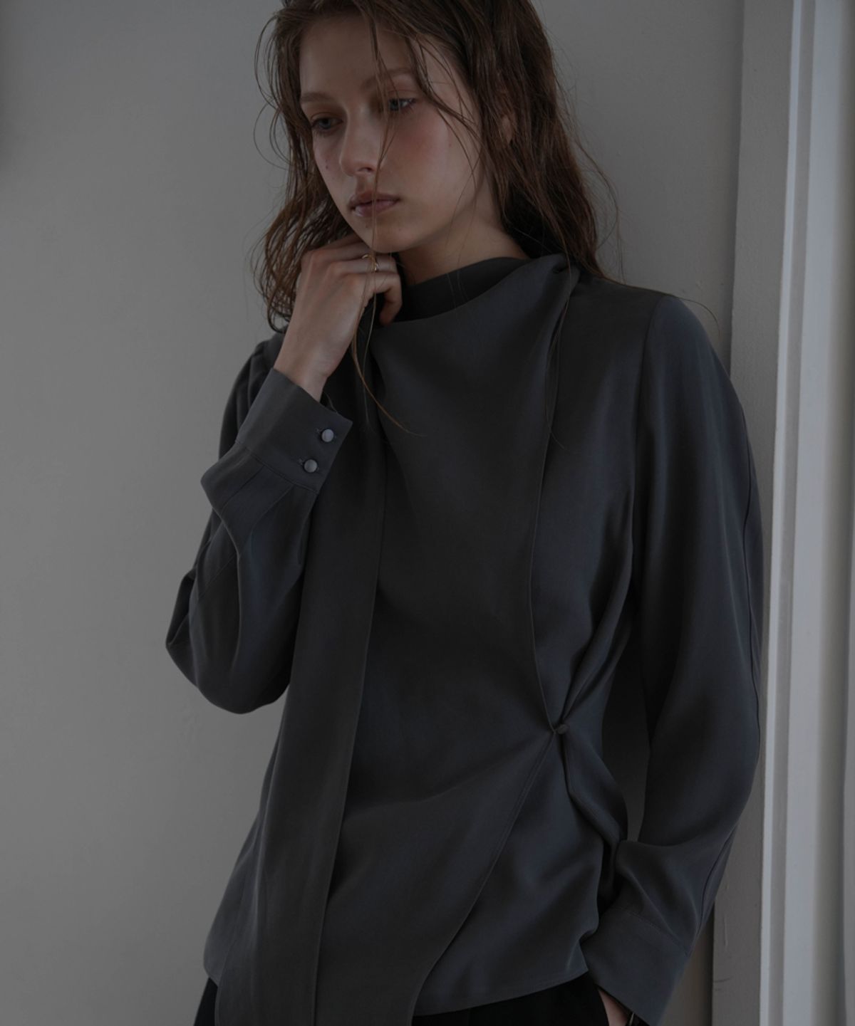 드헤베(DEHEVE) Wrap Scarf Blouse [Charcoal]