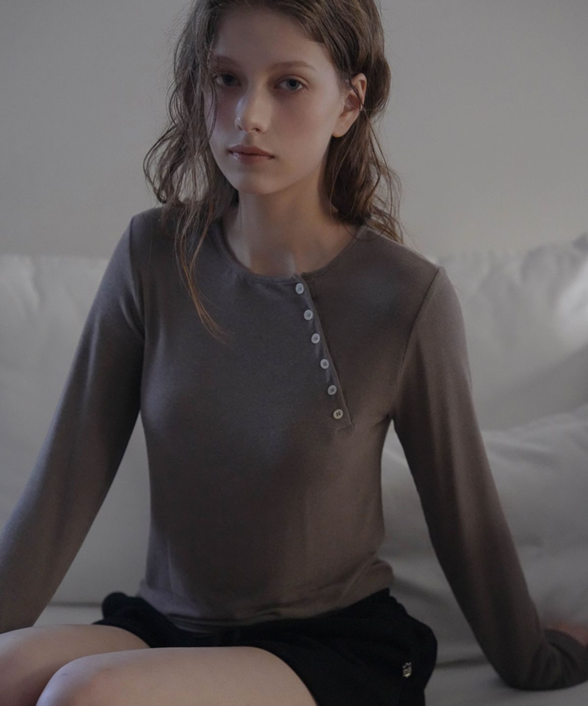 드헤베(DEHEVE) Side Button Long Sleeve [Brown]