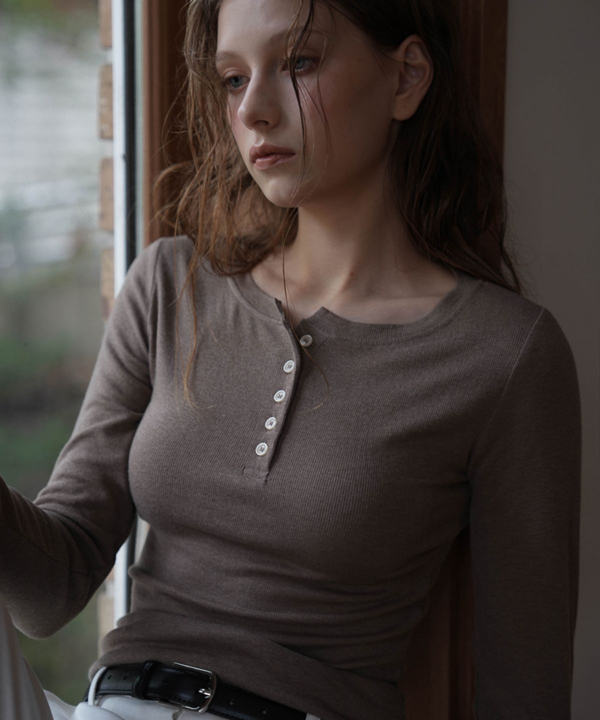 드헤베(DEHEVE) Henley Neck Long Sleeve [Brown]