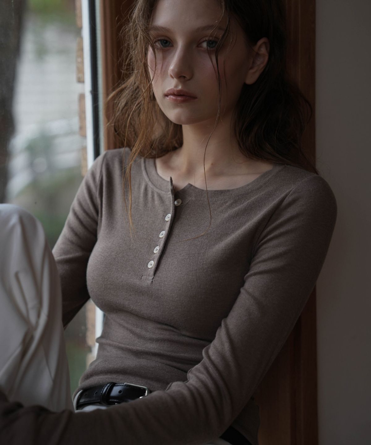드헤베(DEHEVE) Henley Neck Long Sleeve [Brown]