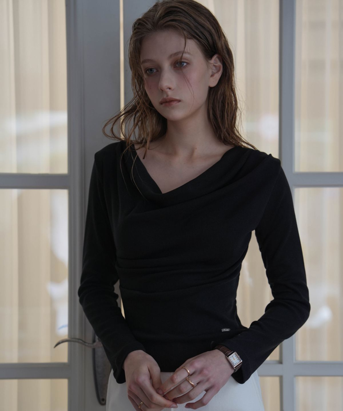 드헤베(DEHEVE) Drape Neck Long Sleeve [Black]