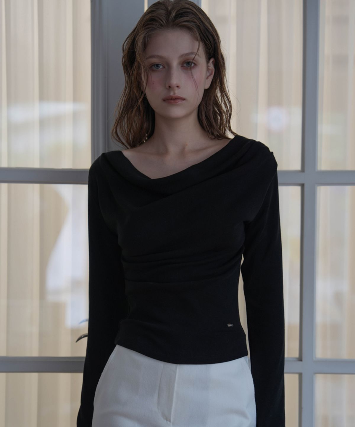 드헤베(DEHEVE) Drape Neck Long Sleeve [Black]