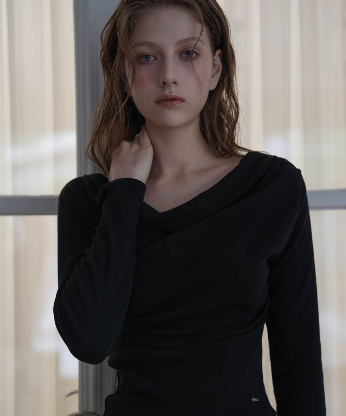 드헤베(DEHEVE) Drape Neck Long Sleeve [Black]
