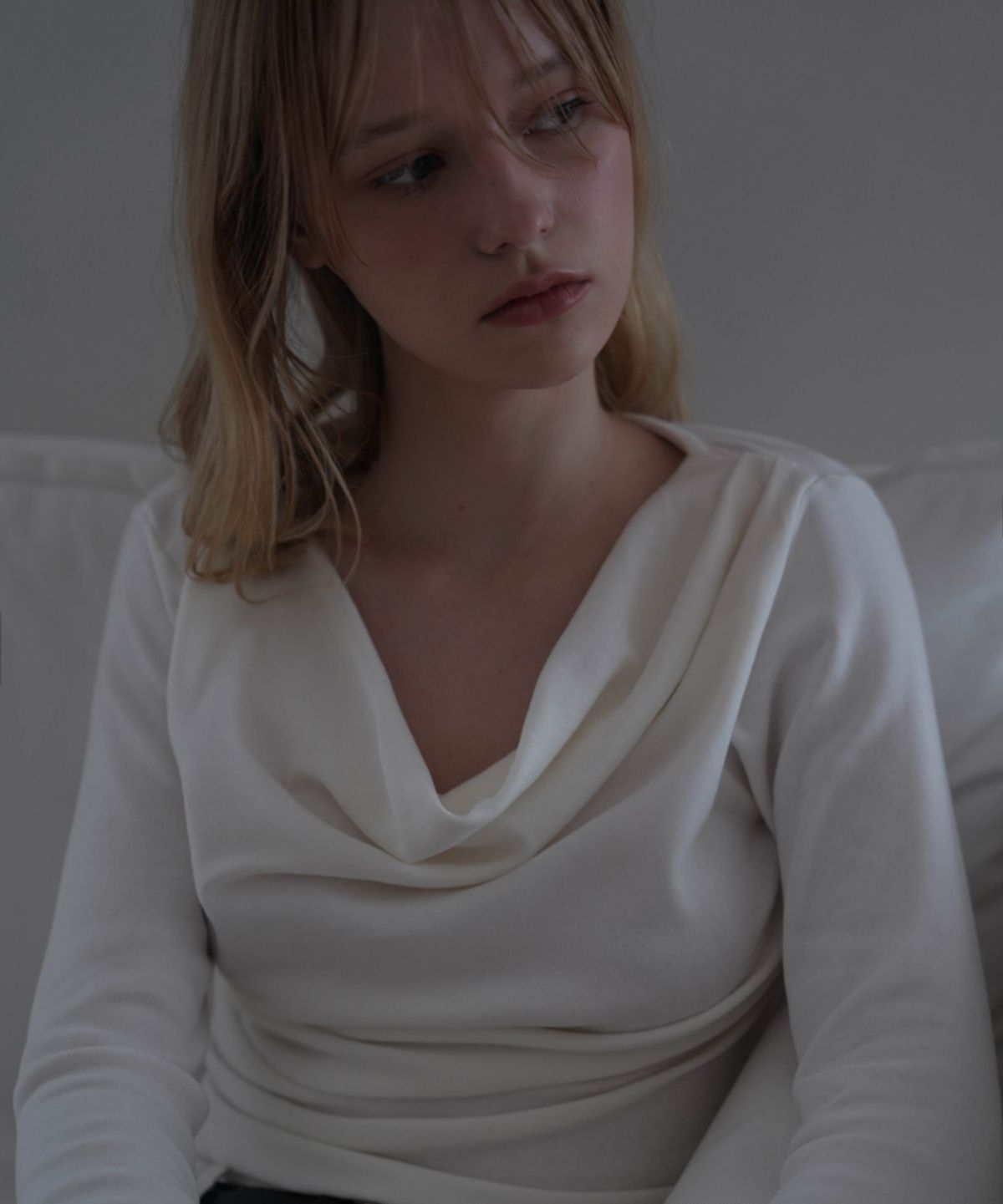 드헤베(DEHEVE) Drape Neck Long Sleeve [Ivory]