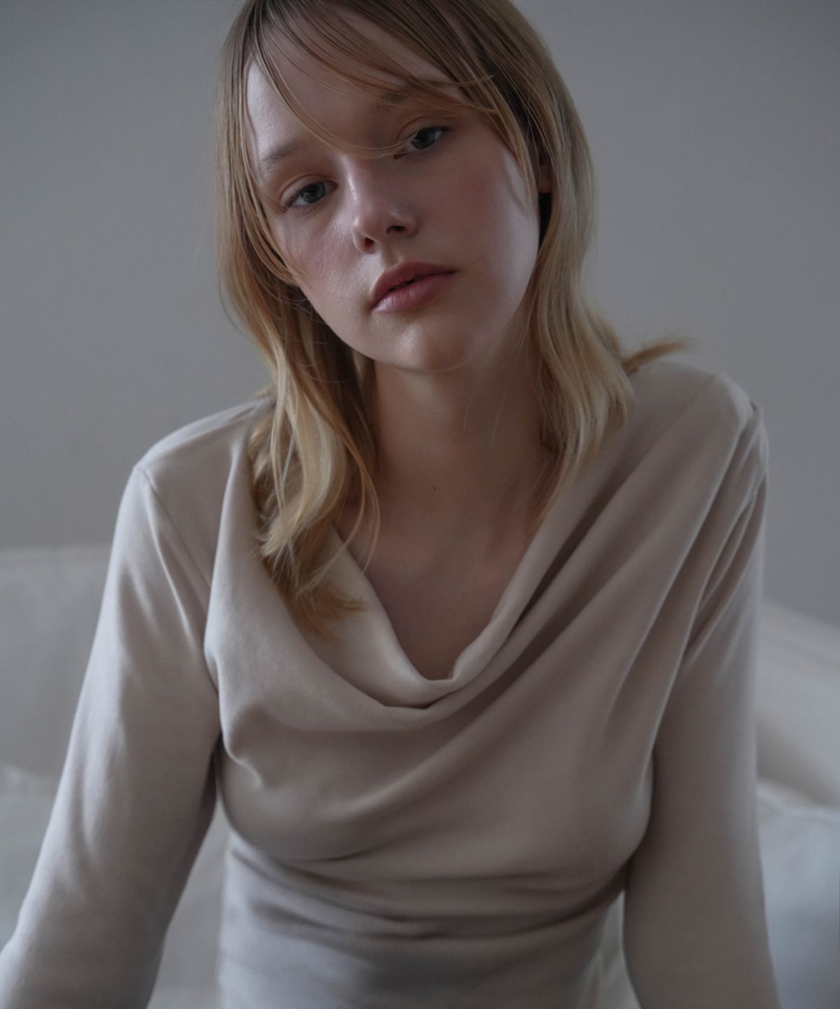 드헤베(DEHEVE) Drape Neck Long Sleeve [Beige]