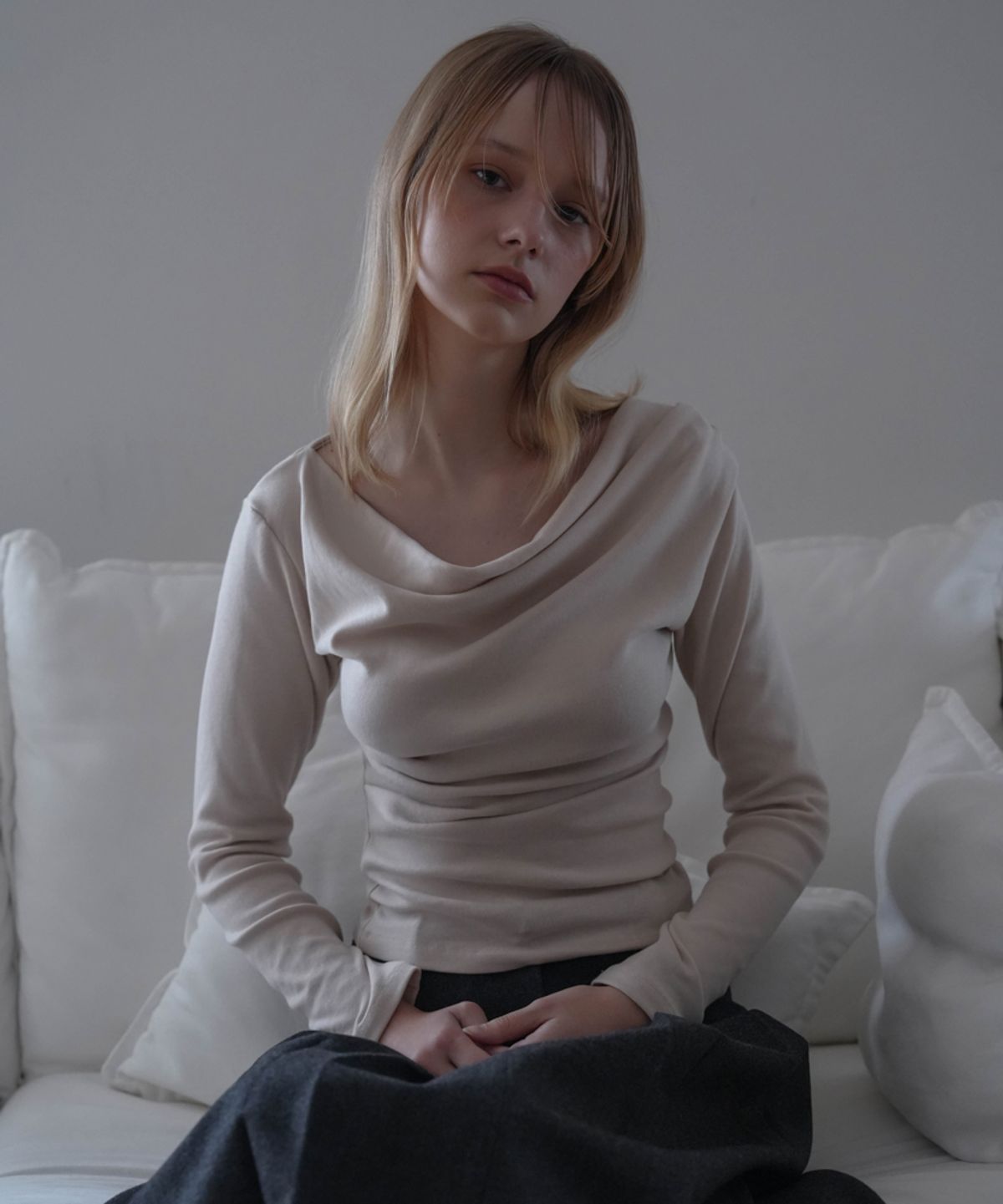 드헤베(DEHEVE) Drape Neck Long Sleeve [Beige]