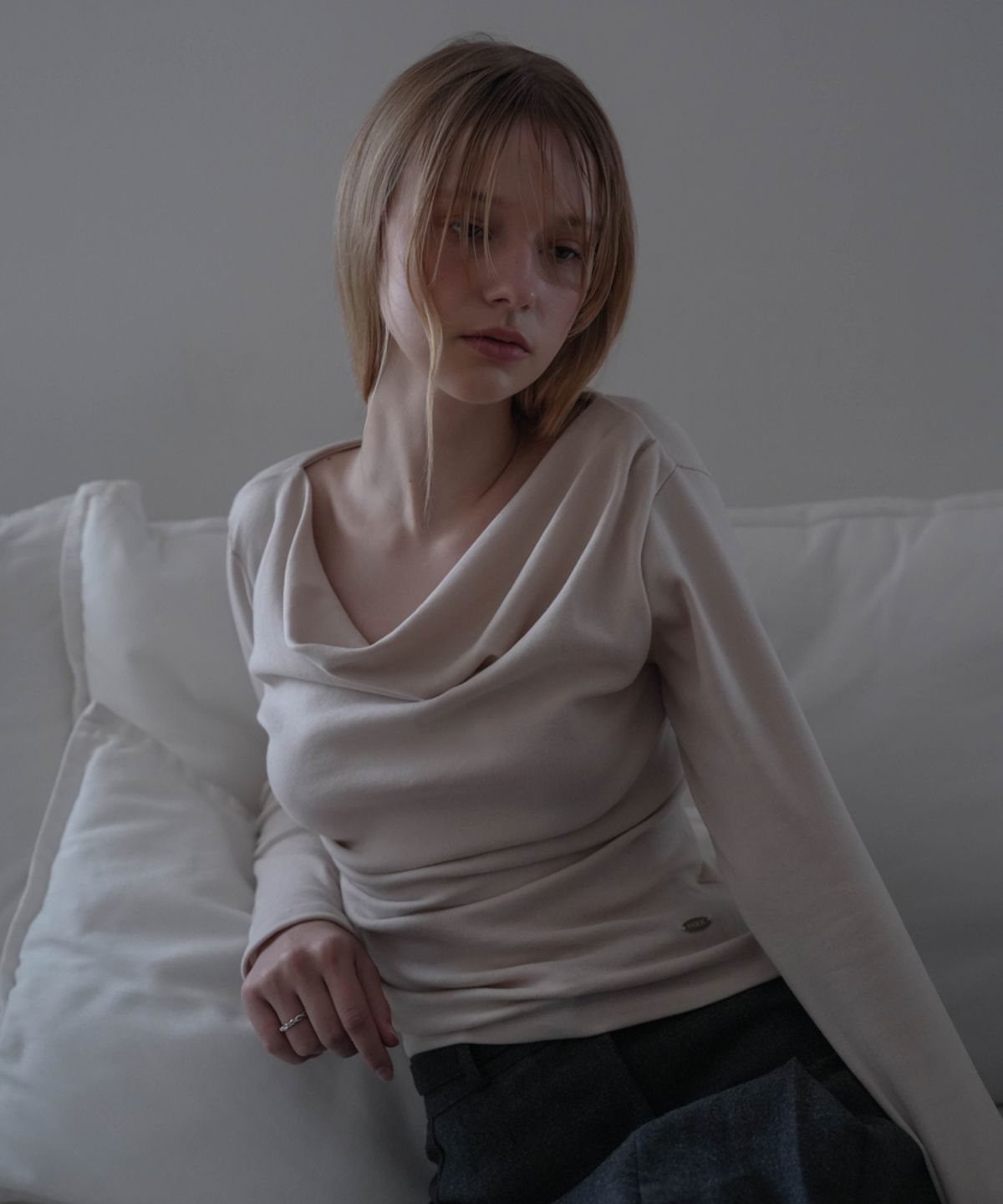 드헤베(DEHEVE) Drape Neck Long Sleeve [Beige]
