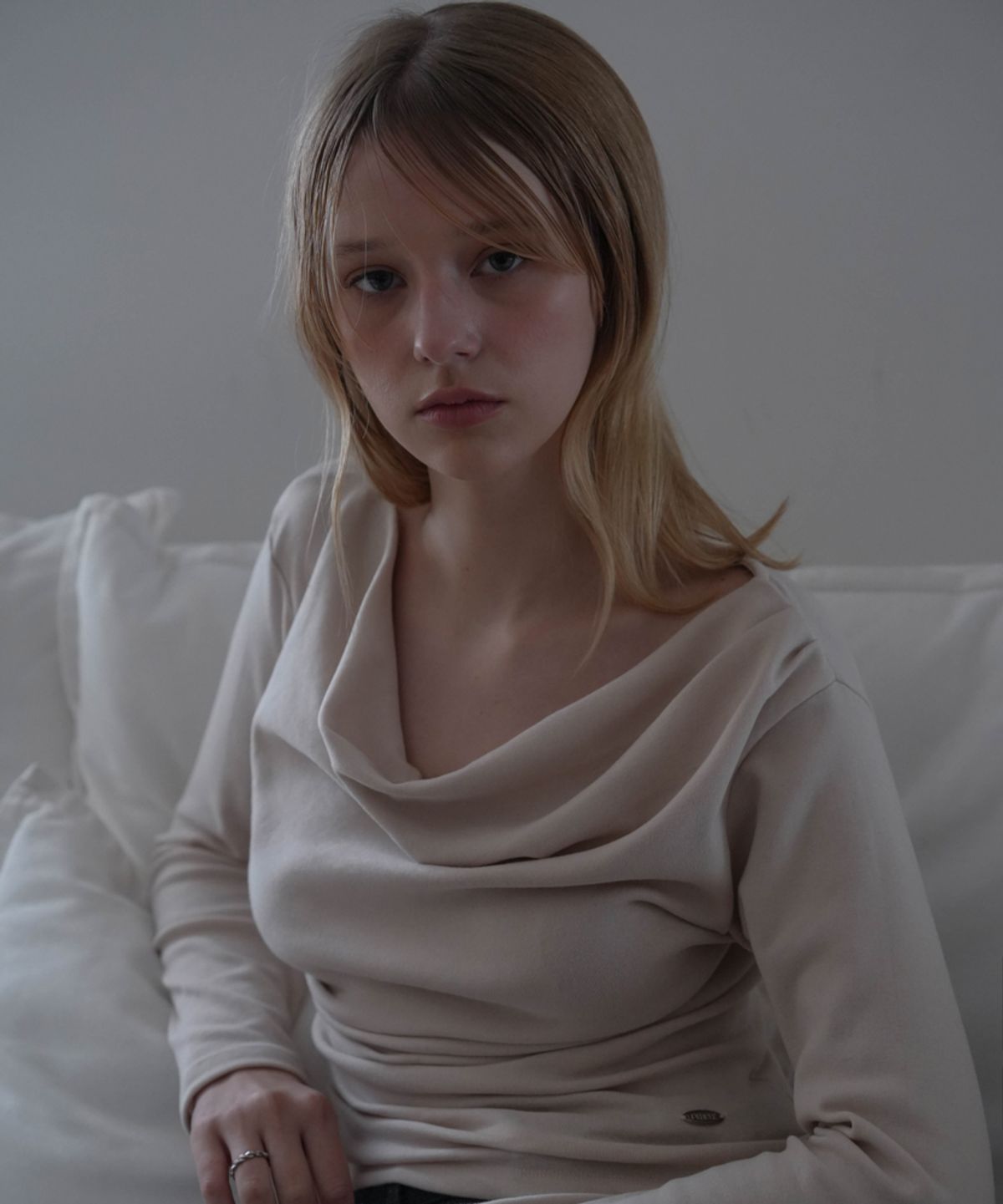 드헤베(DEHEVE) Drape Neck Long Sleeve [Beige]