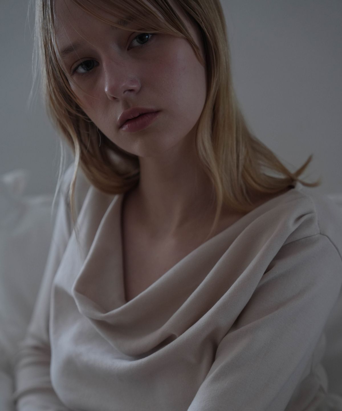 드헤베(DEHEVE) Drape Neck Long Sleeve [Beige]
