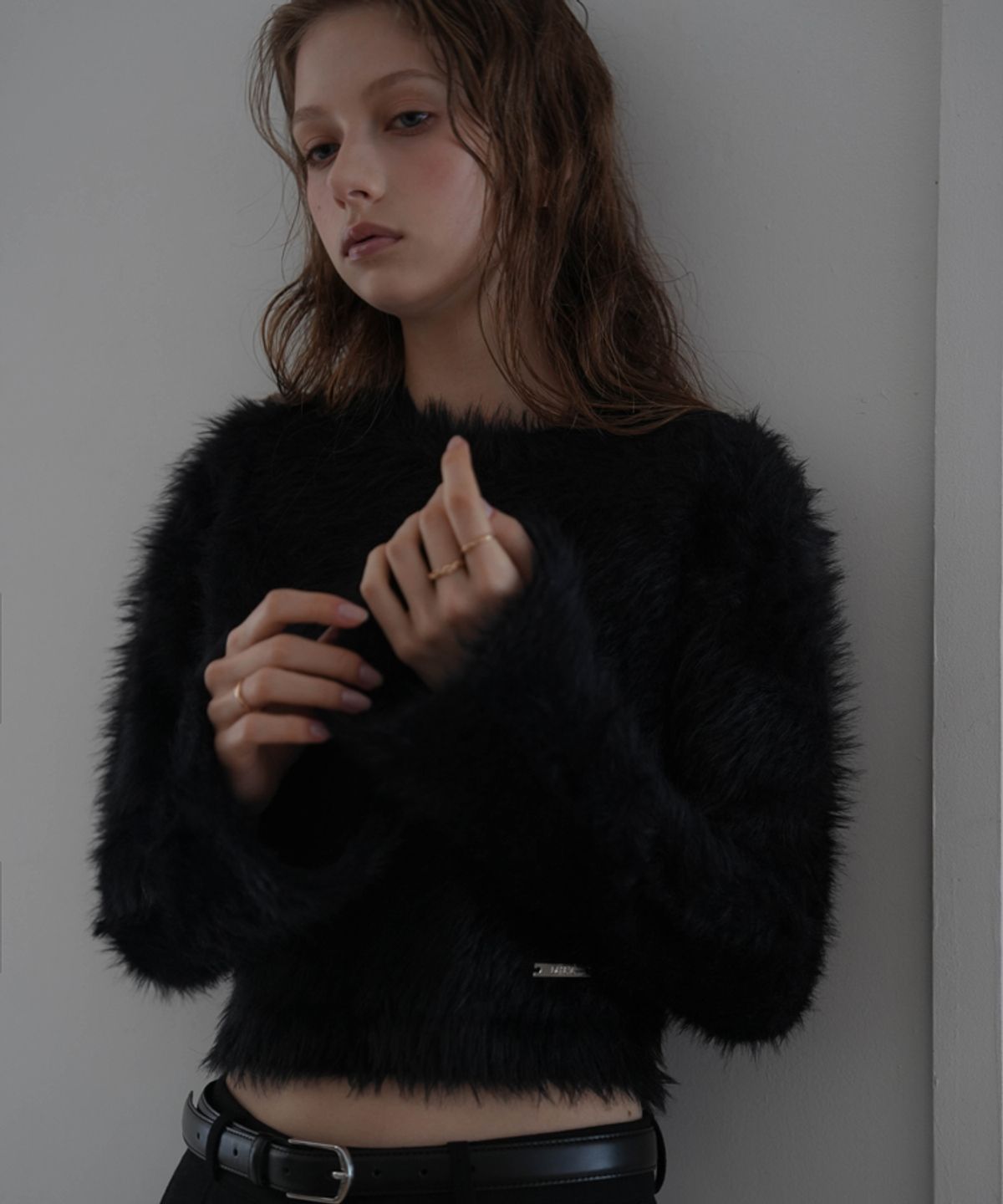 드헤베(DEHEVE) Hairy Flare Sleeve Knit [Black]