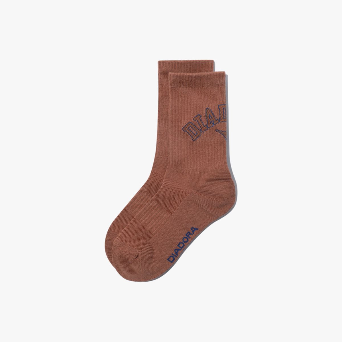 디아도라(diadora) 아치 로고 미드 삭스 BROWN