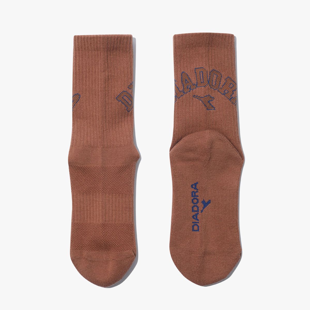 디아도라(diadora) 아치 로고 미드 삭스 BROWN