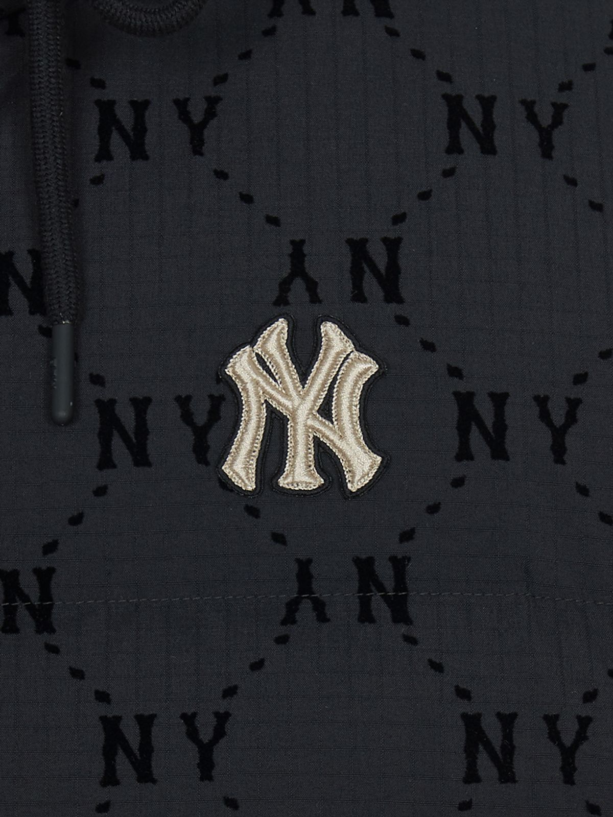 엠엘비(MLB) 여성 다이아 모노그램 벨벳 크롭패딩 NY (Black)