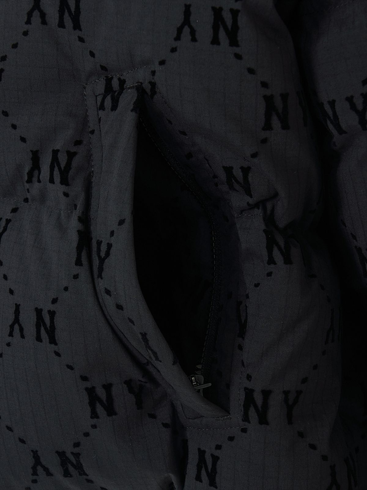 엠엘비(MLB) 여성 다이아 모노그램 벨벳 크롭패딩 NY (Black)