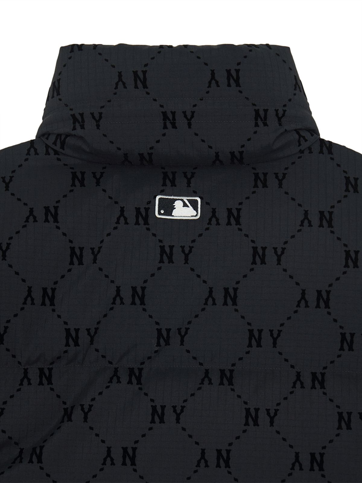 엠엘비(MLB) 여성 다이아 모노그램 벨벳 크롭패딩 NY (Black)