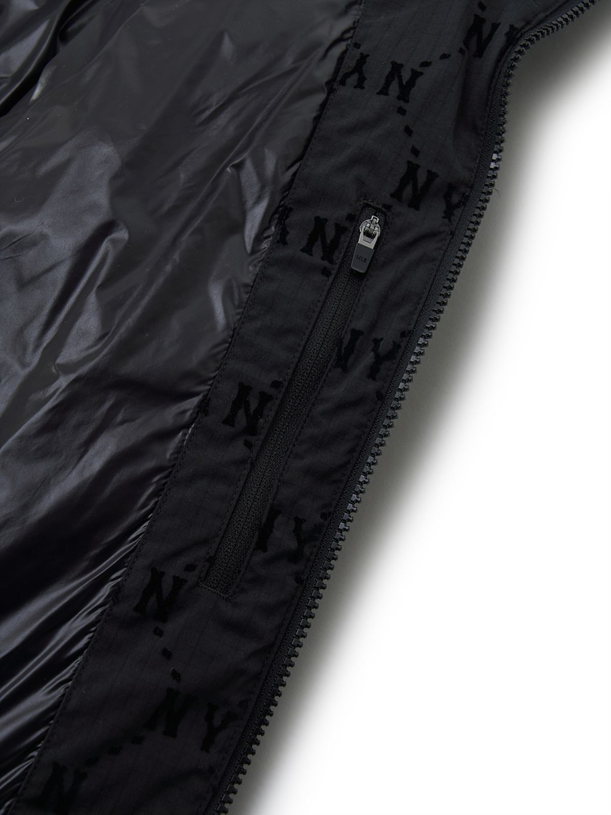 엠엘비(MLB) 여성 다이아 모노그램 벨벳 크롭패딩 NY (Black)