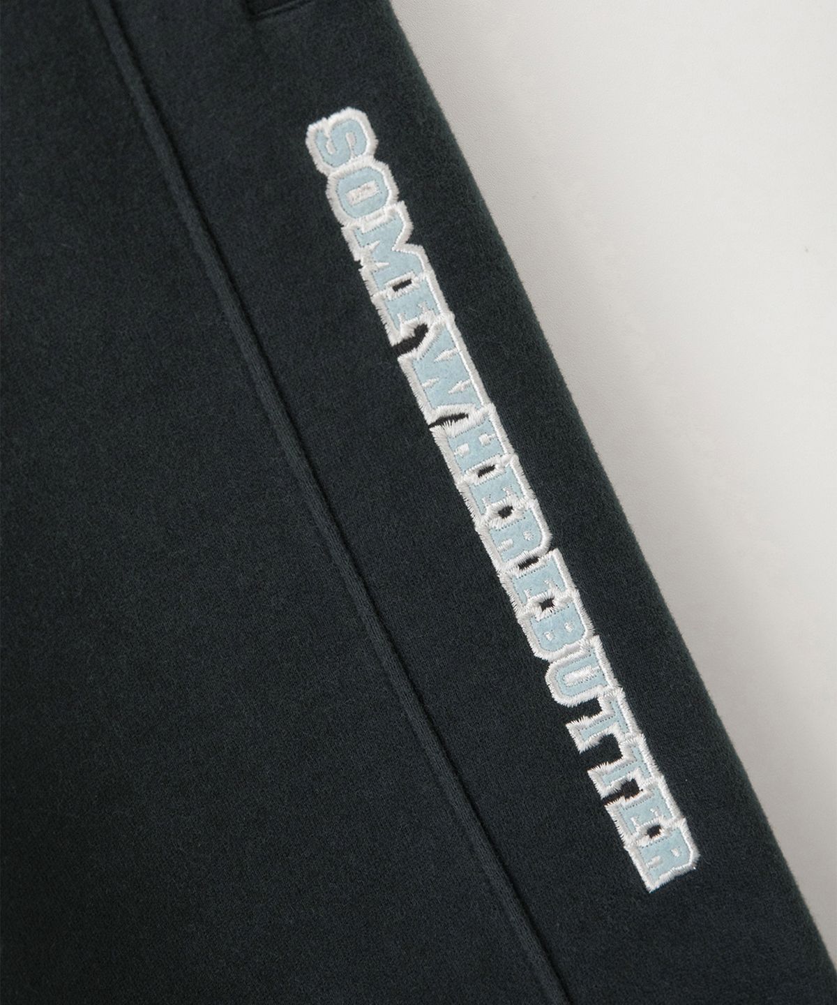 썸웨어버터(SOMEWHEREBUTTER) Square Logo String Sweatpants - Charcoal