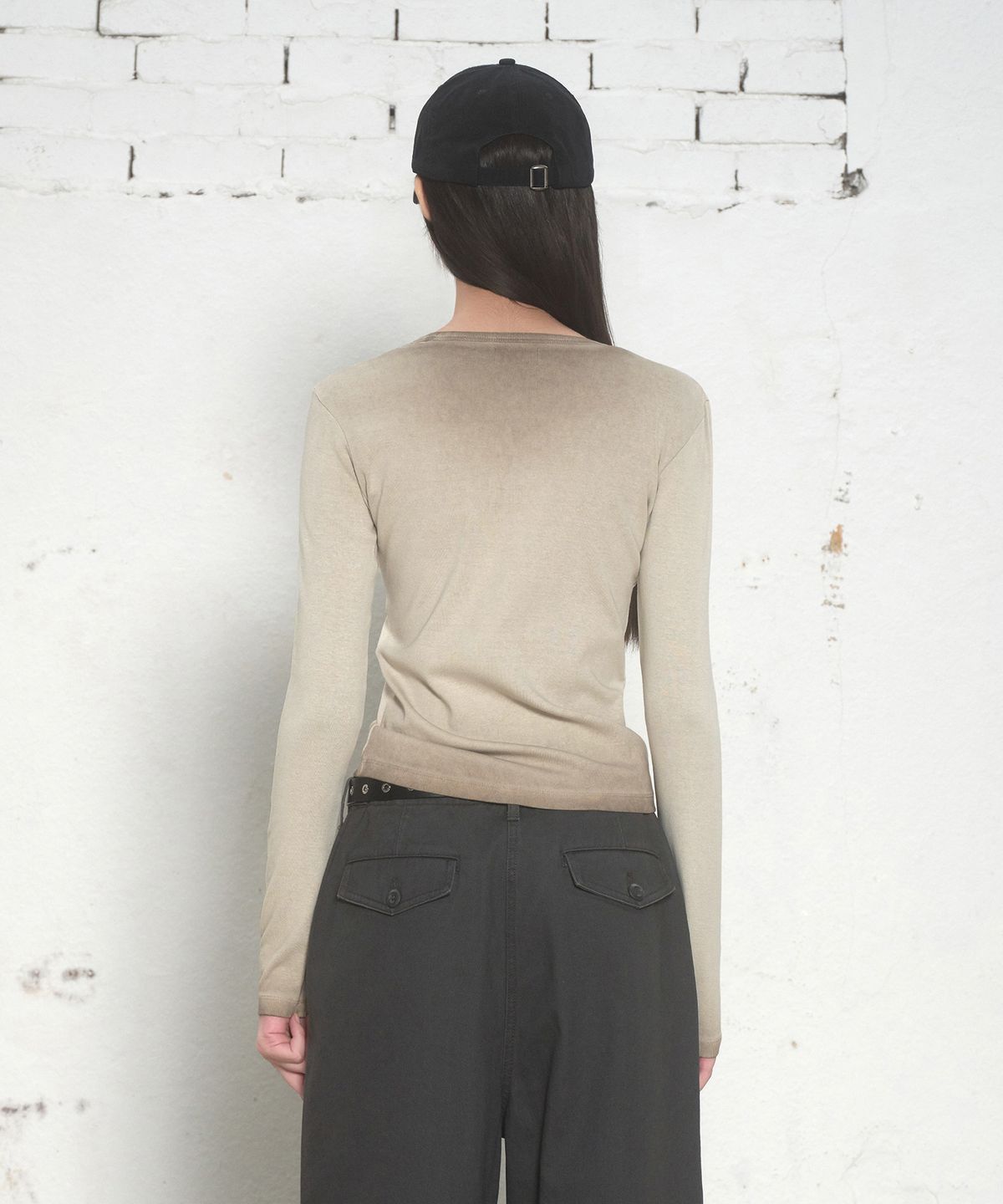 무신사 스탠다드 우먼(MUSINSA STANDARD WOMAN) 우먼즈 더티 다이드 슬림 크루 넥 긴소매 티셔츠 [그레이쉬 베이지]