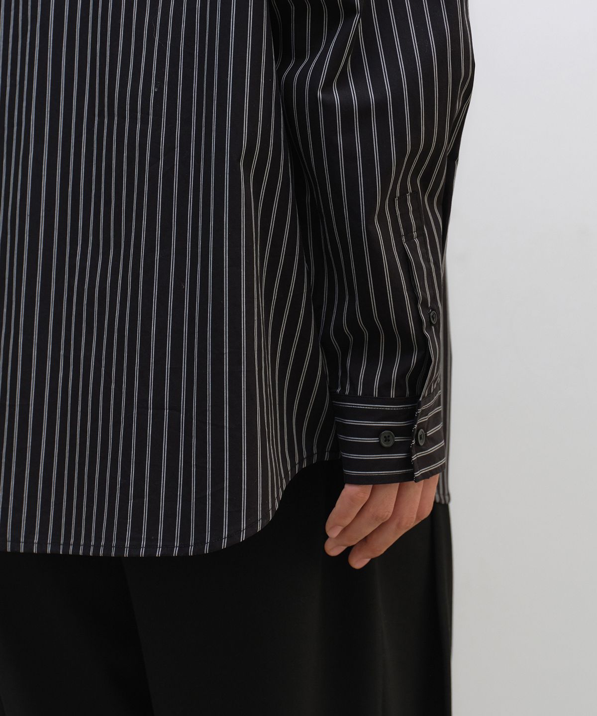 무신사 스탠다드(MUSINSA STANDARD) 릴렉스드 더블 핀 스트라이프 포플린 셔츠 [블랙/화이트]