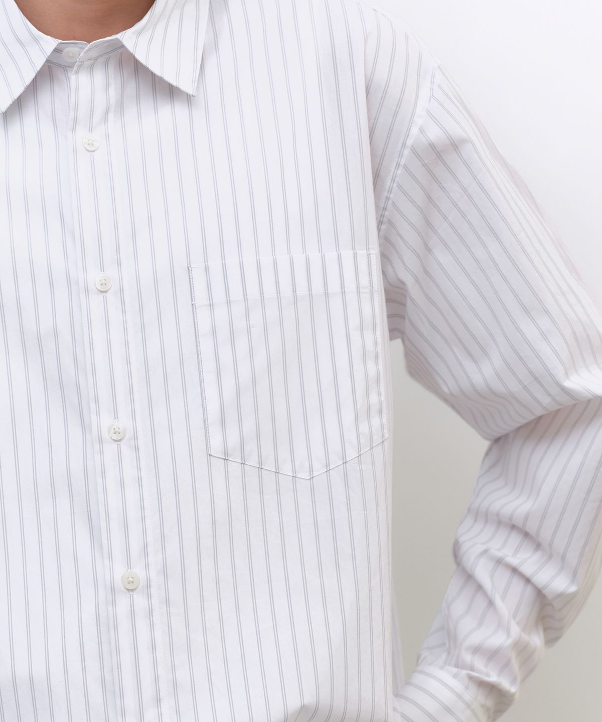 무신사 스탠다드(MUSINSA STANDARD) 릴렉스드 더블 핀 스트라이프 포플린 셔츠 [화이트/라이트 그레이]