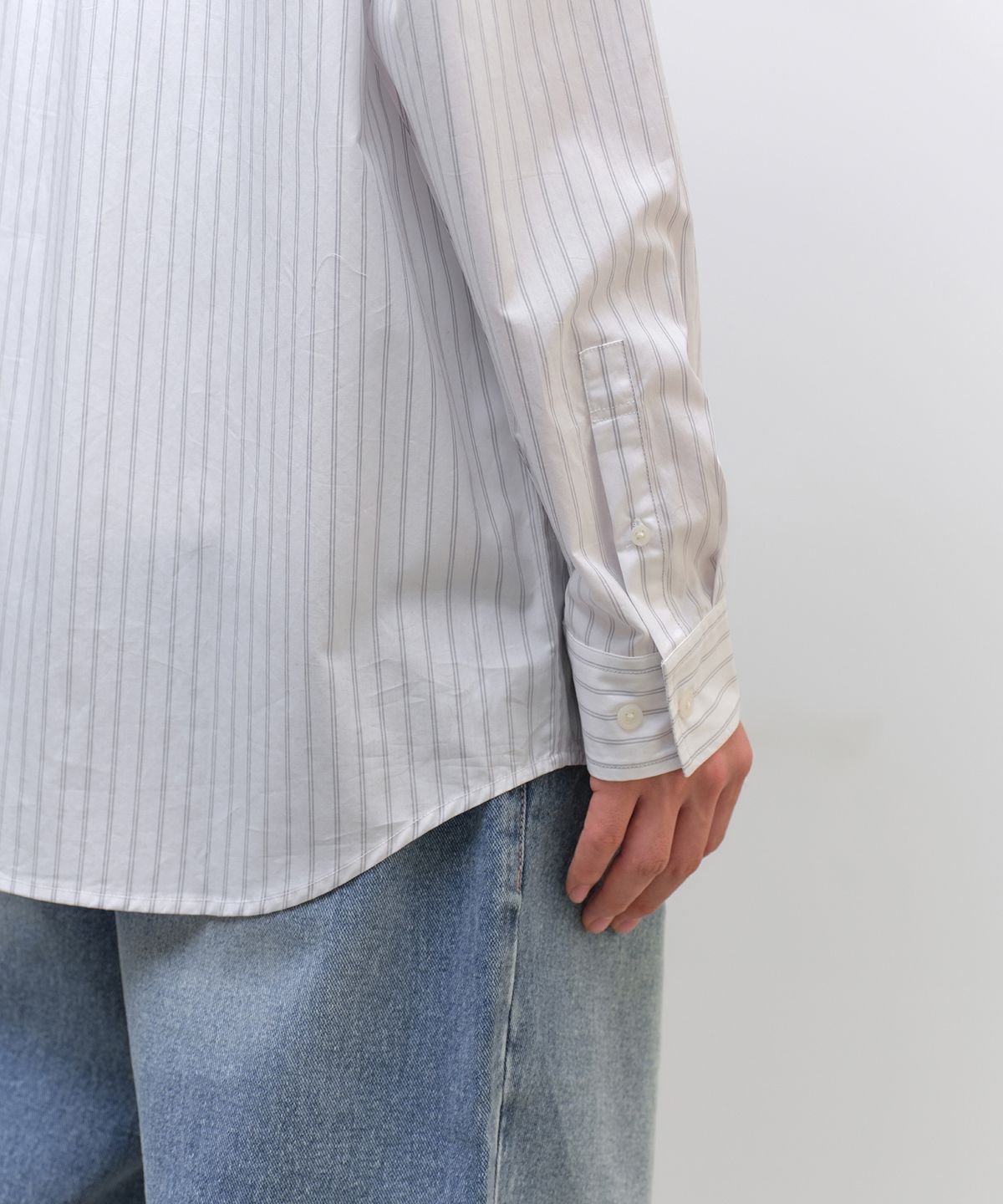 무신사 스탠다드(MUSINSA STANDARD) 릴렉스드 더블 핀 스트라이프 포플린 셔츠 [화이트/라이트 그레이]