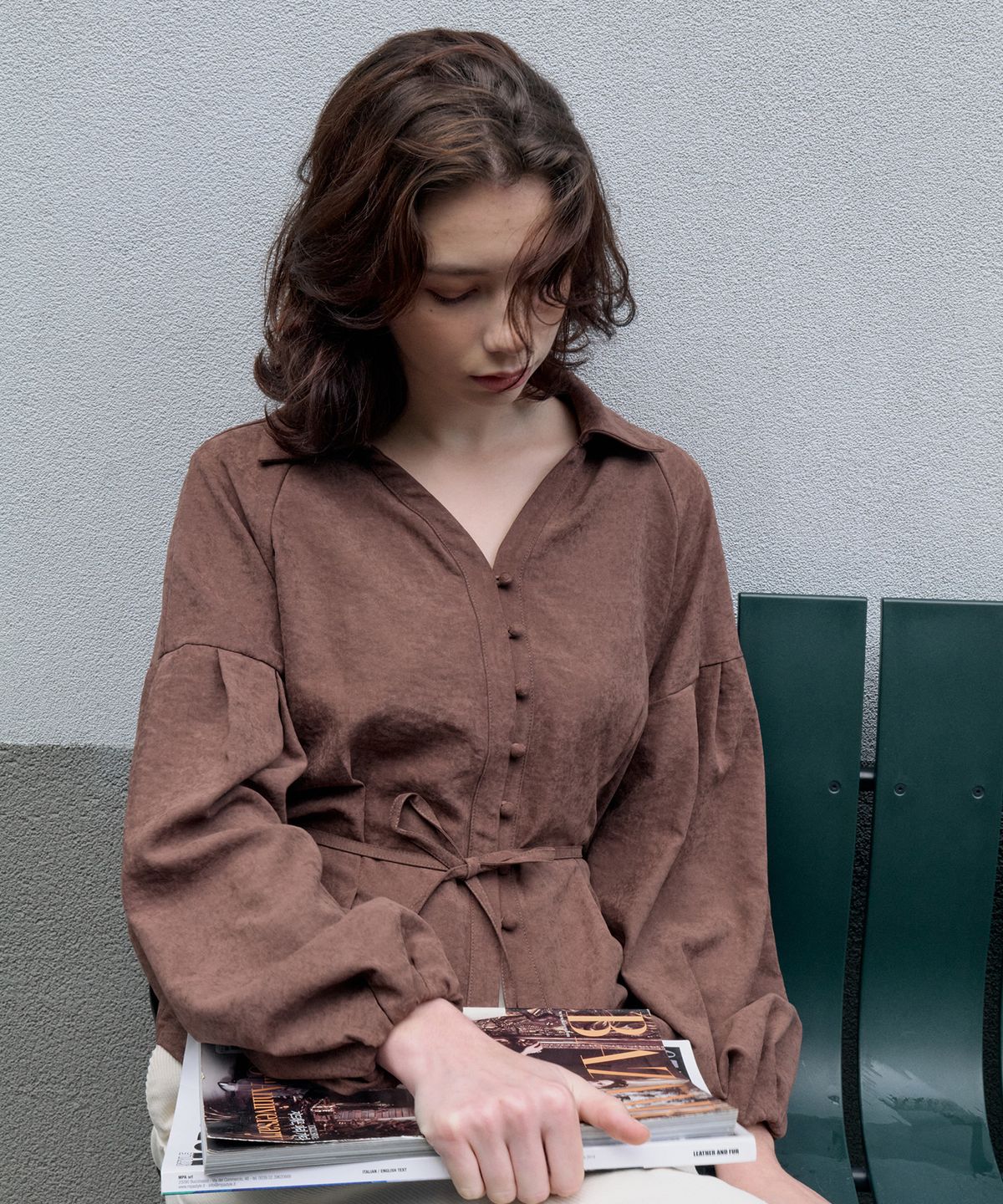 아이토브 서울(ITOV SEOUL) 소프트 큐프라 벨티드 블라우스 Brown