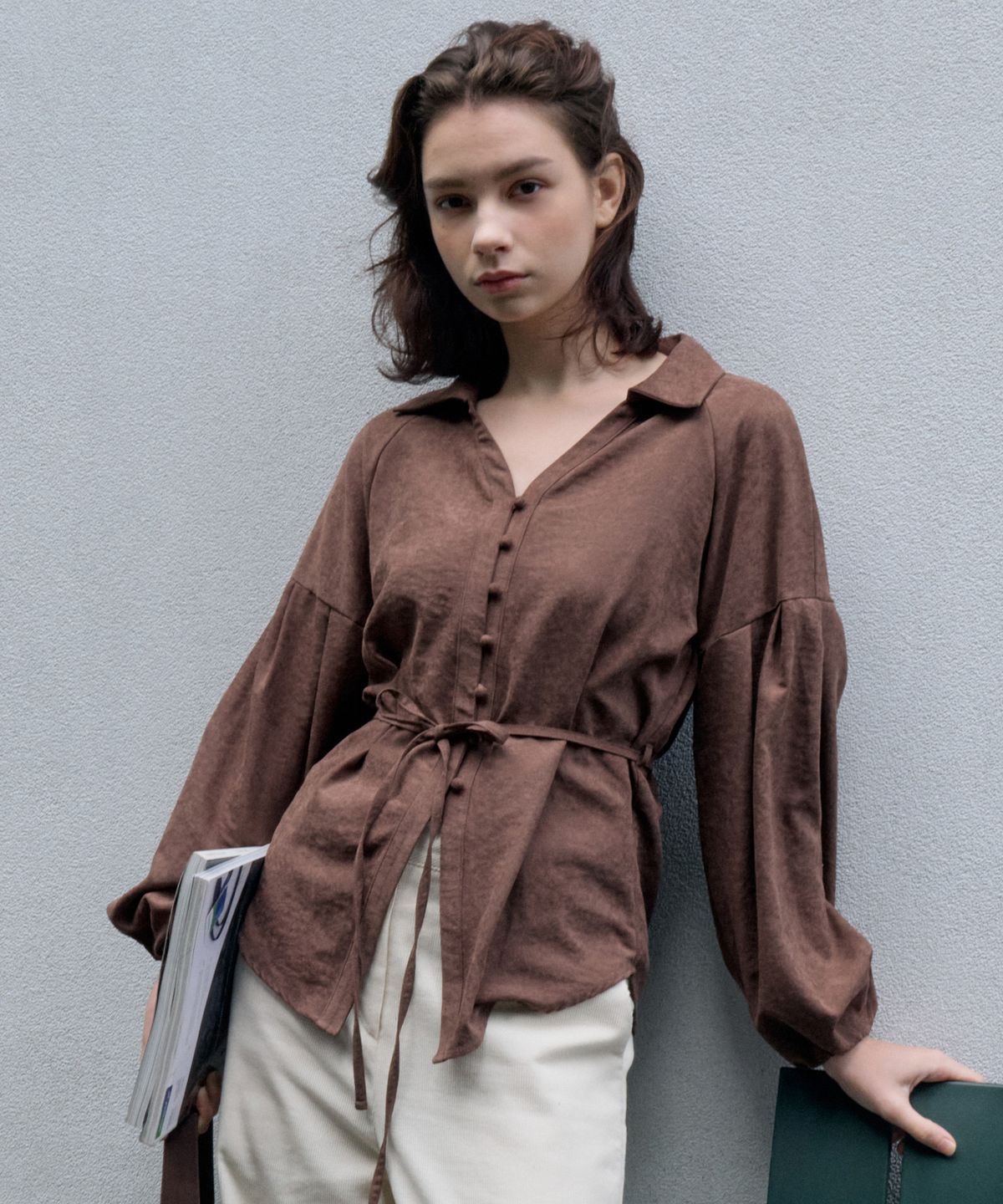 아이토브 서울(ITOV SEOUL) 소프트 큐프라 벨티드 블라우스 Brown