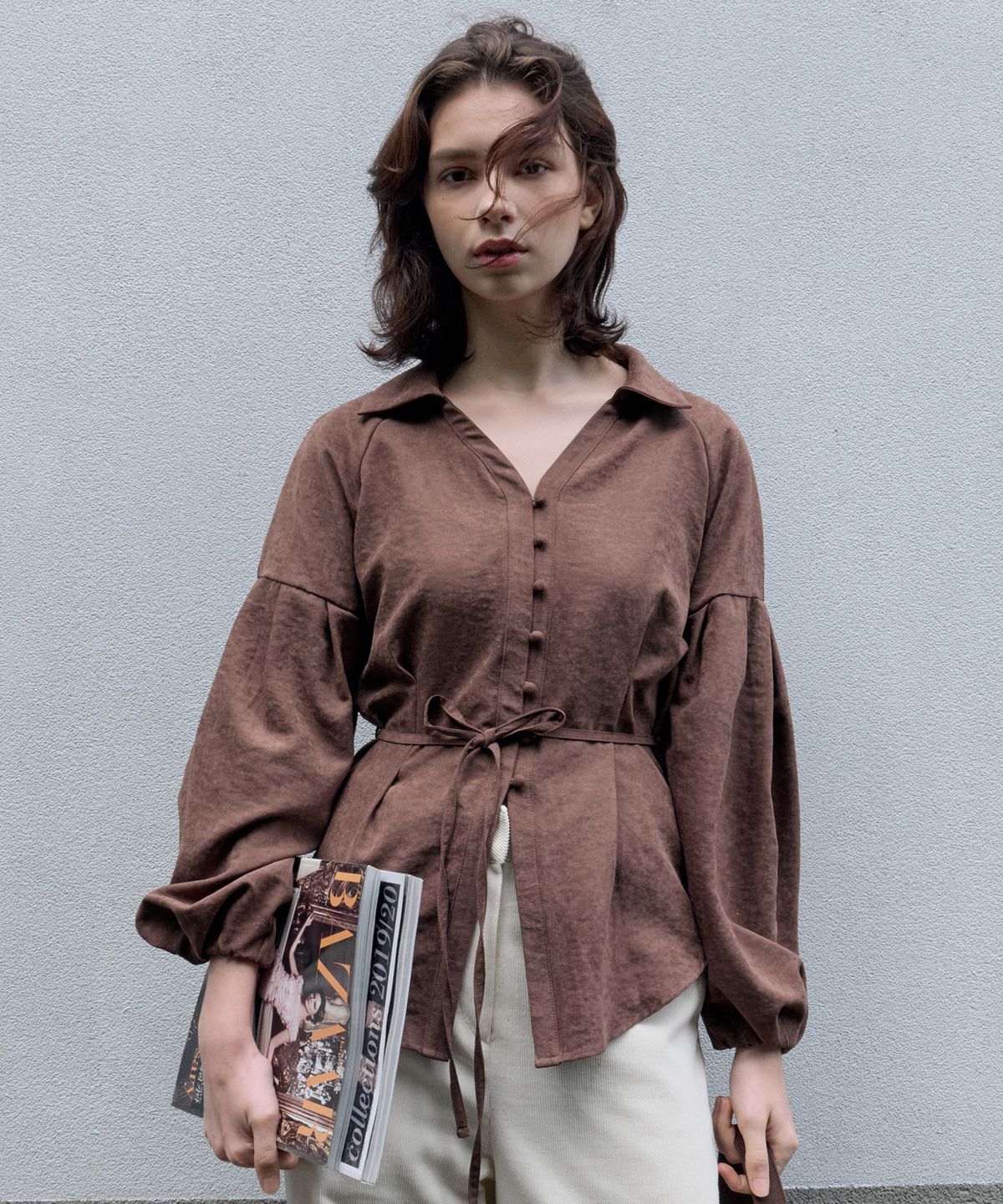 아이토브 서울(ITOV SEOUL) 소프트 큐프라 벨티드 블라우스 Brown