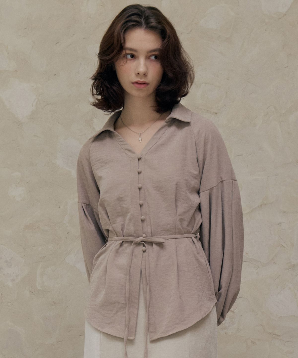 아이토브 서울(ITOV SEOUL) 소프트 큐프라 벨티드 블라우스 Beige