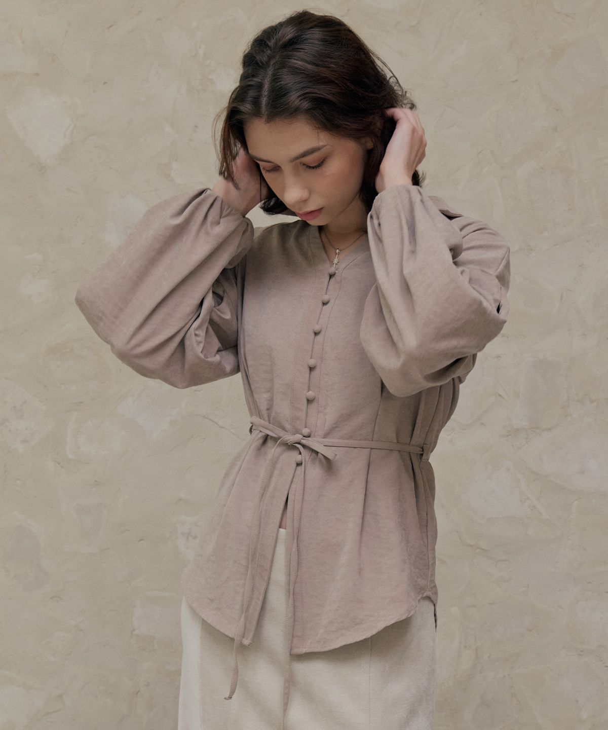 아이토브 서울(ITOV SEOUL) 소프트 큐프라 벨티드 블라우스 Beige