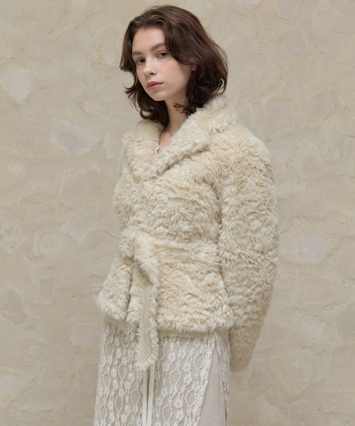 아이토브 서울(ITOV SEOUL) 페플럼 벨티드 퍼자켓 Cream