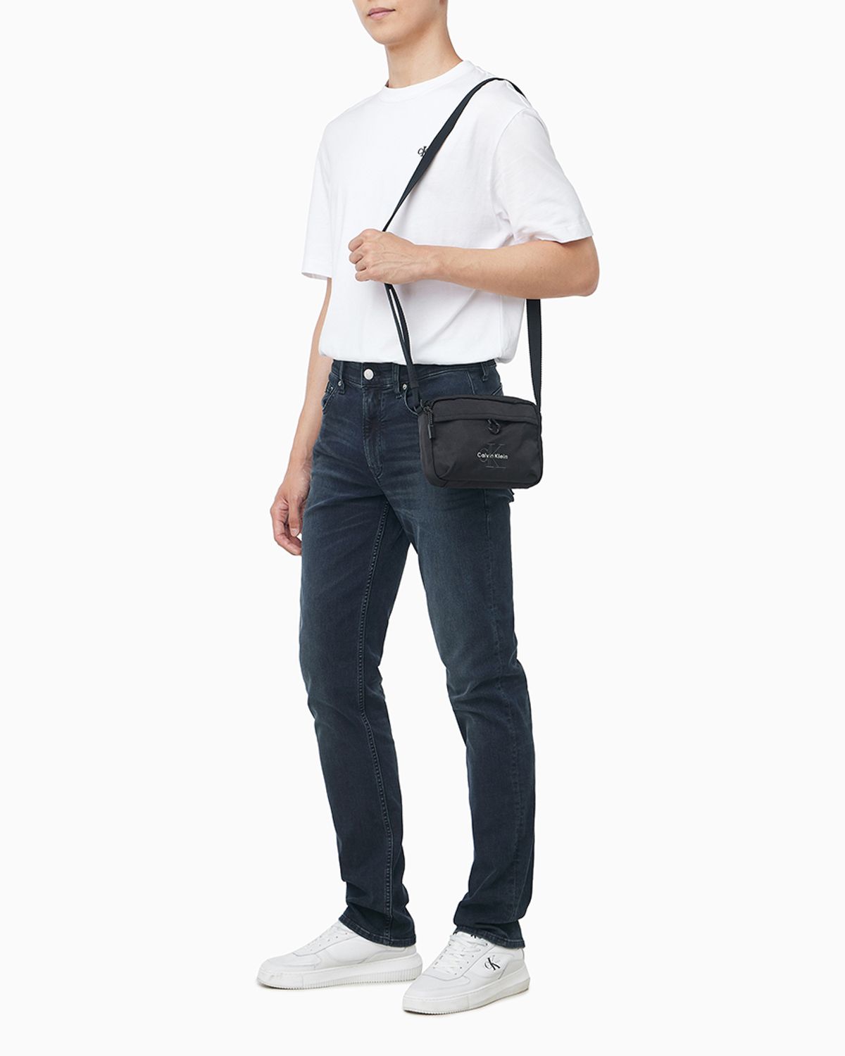 캘빈클라인 진(CALVIN KLEIN JEANS) 볼드 로고 나일론 카메라 백 4D3117G UB1