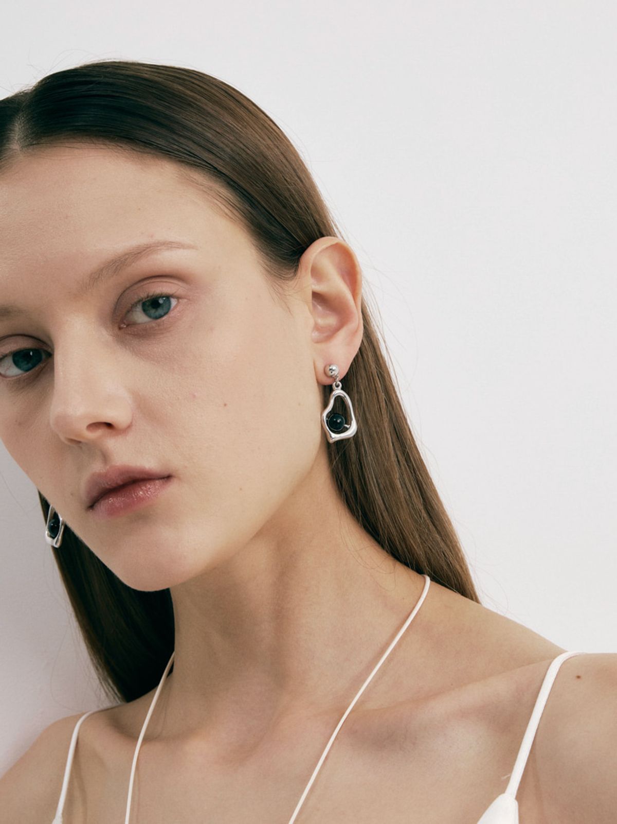 소수(SOSOO) Curve Onyx Drop Earrings
