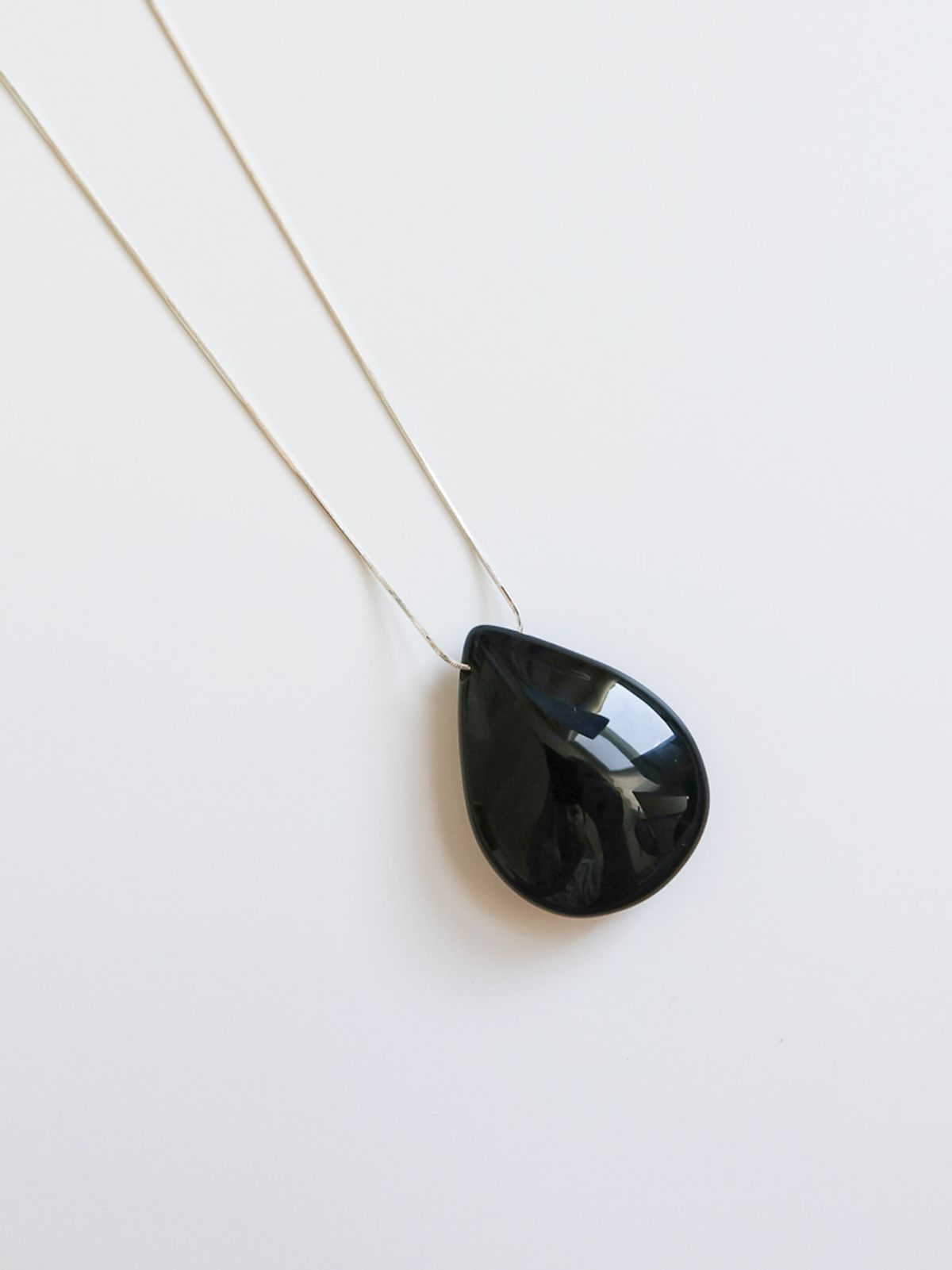 소수(SOSOO) Big Drop Onyx Long Necklace