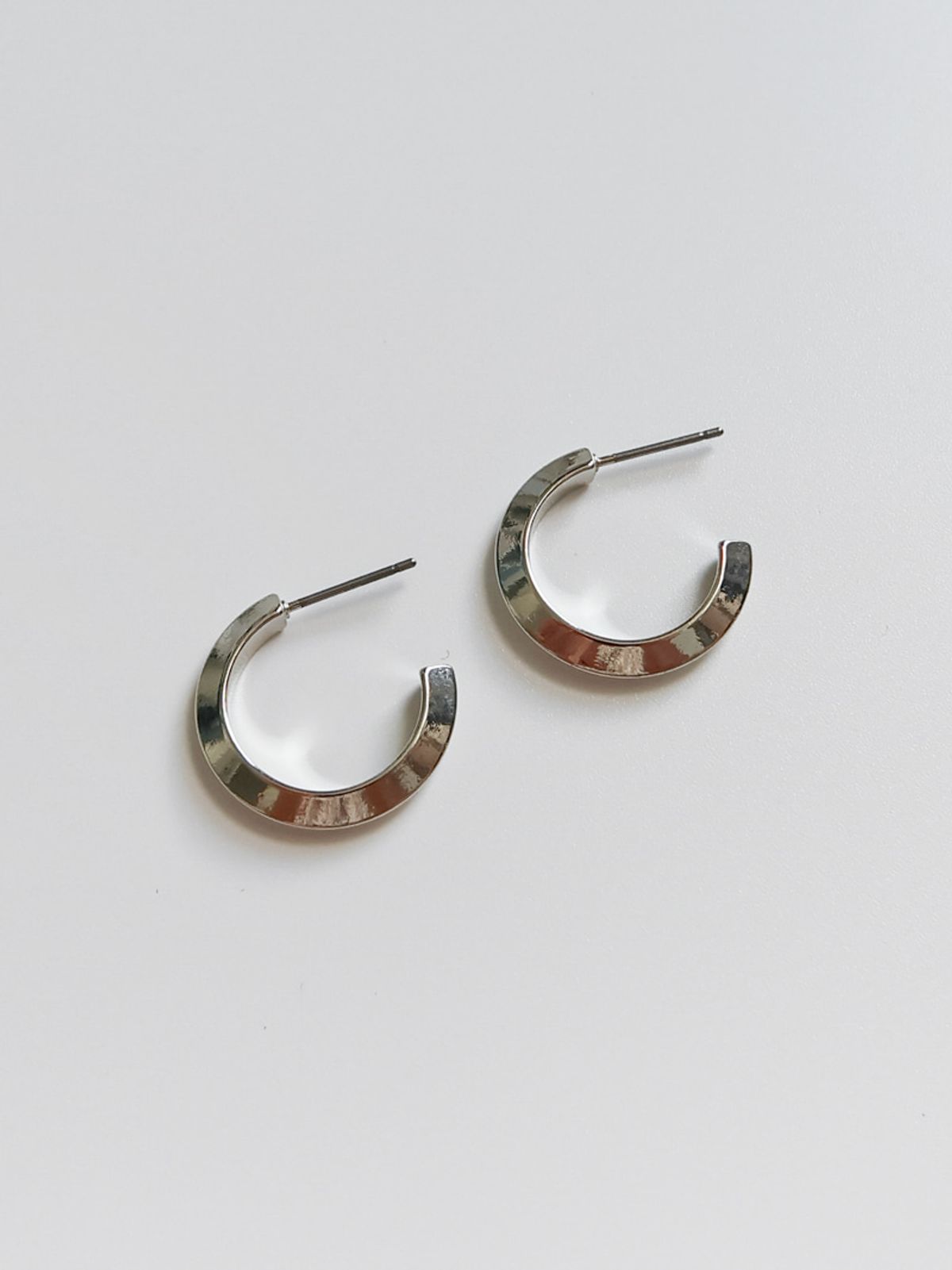 소수(SOSOO) Angle Earrings