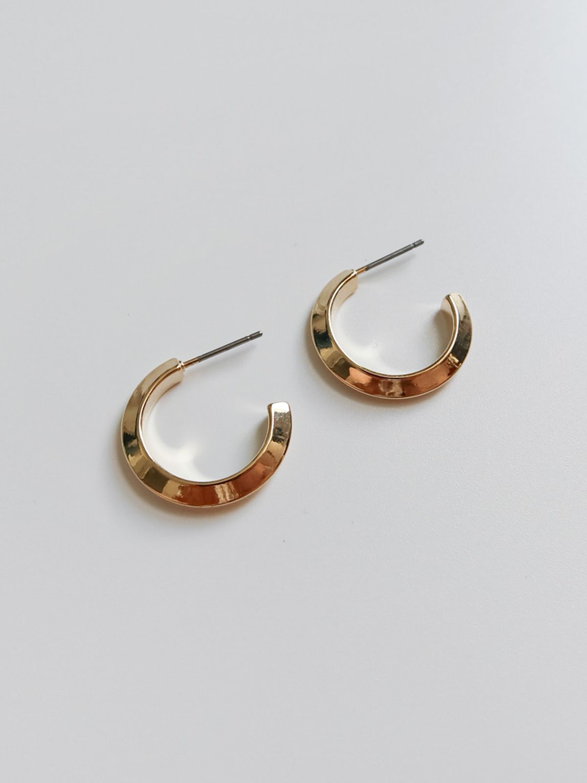 소수(SOSOO) Angle Earrings