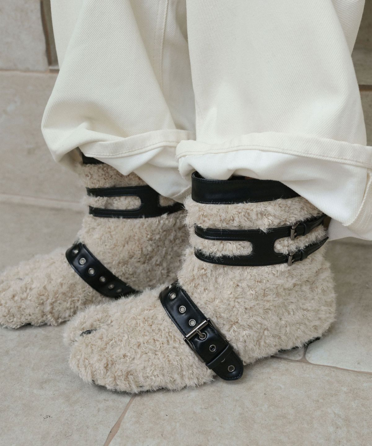 페이즈(PAES) Teddy Buckle Boots / Ivory