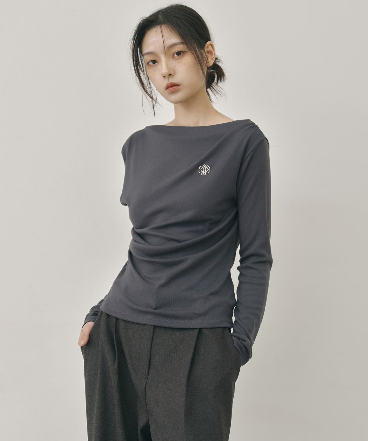 닉앤니콜(NICK&NICOLE) SHIRRING DRAPE BOAT NECK TOP_CHARCOAL