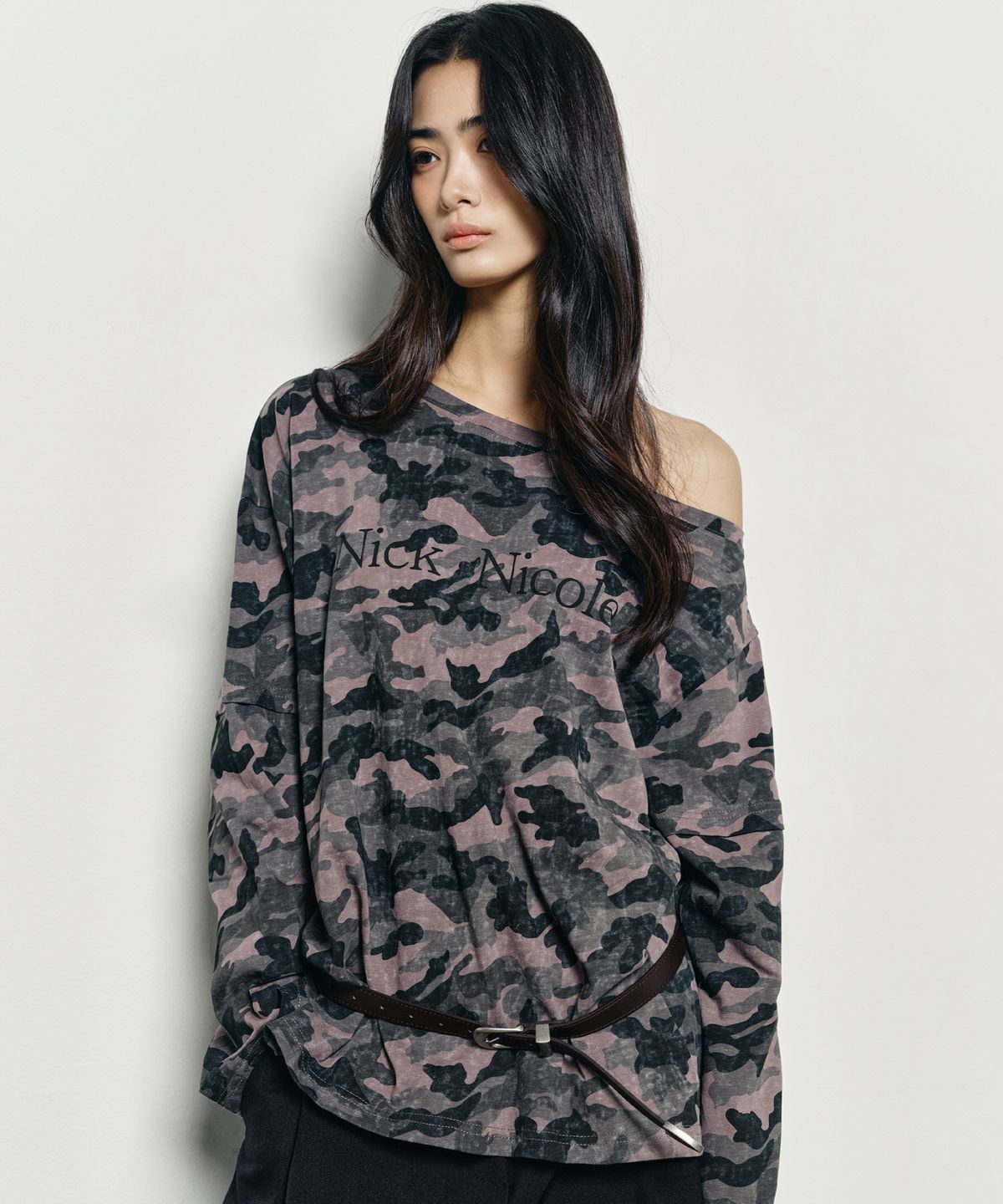 닉앤니콜(NICK&NICOLE) NICOLE ONE SHOULDER LAYERED CAMO LOGO LS TOP_CAMO