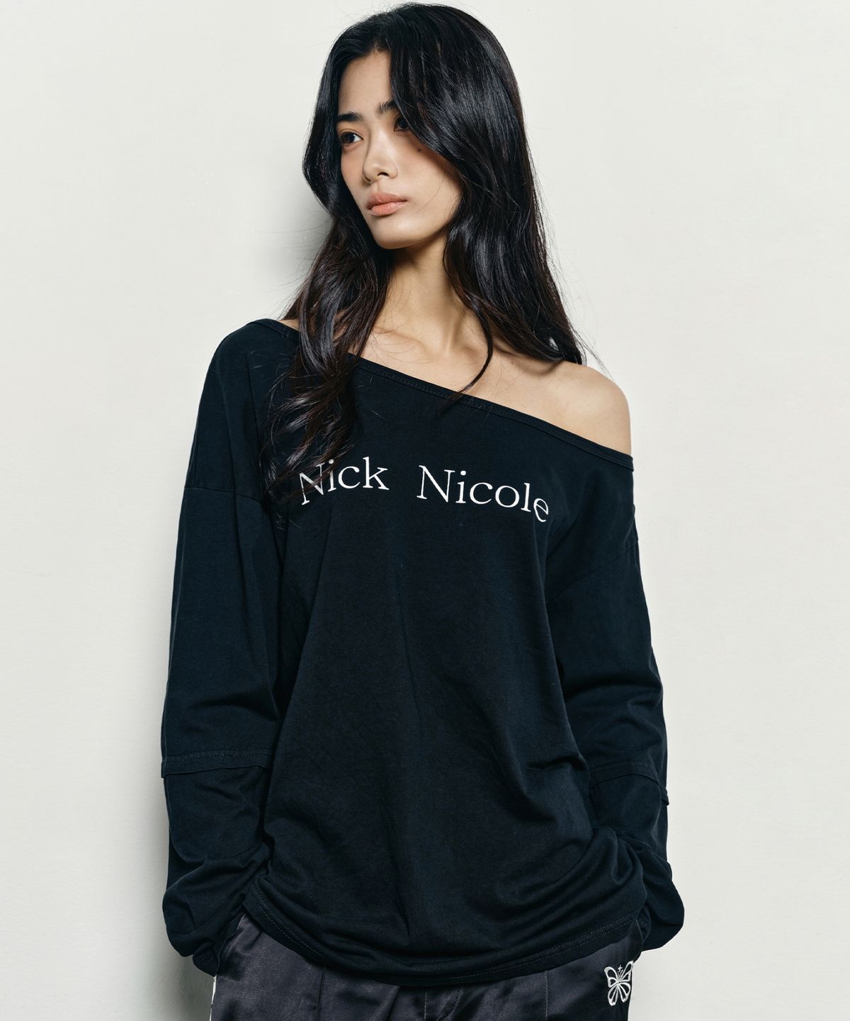 닉앤니콜(NICK&NICOLE) NICOLE ONE SHOULDER LAYERED LOGO LS TOP_BLACK